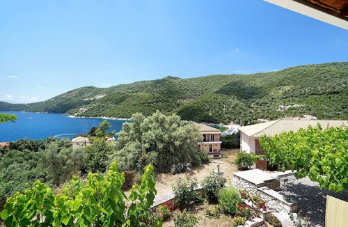 Mikros Gialos Apartment | Vardia Studio B: Sea View, Balcony, and Wi-Fi Close to the Beach