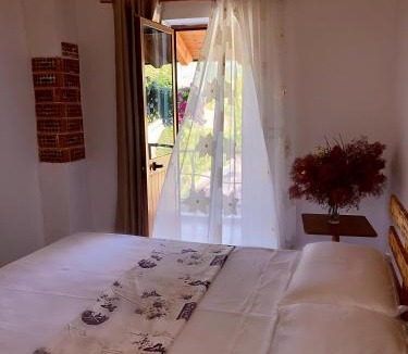 Mbrostar-Urë House | Velaj Guest House