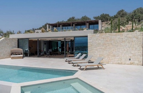 Akrotiri Villa | Vicky's Island View
