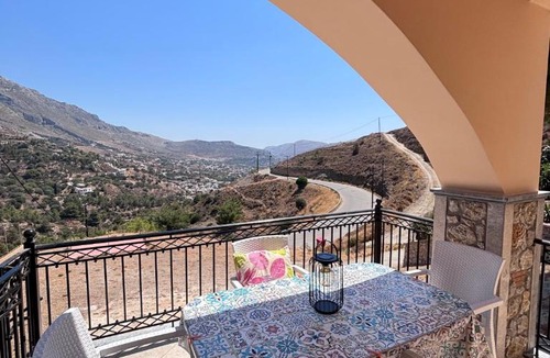 Kamari House | Viggles Villa