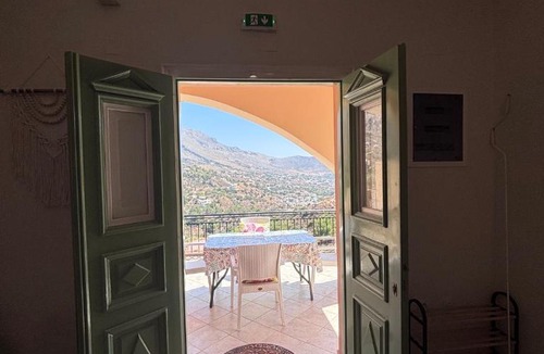 Kamari House | Viggles Villa