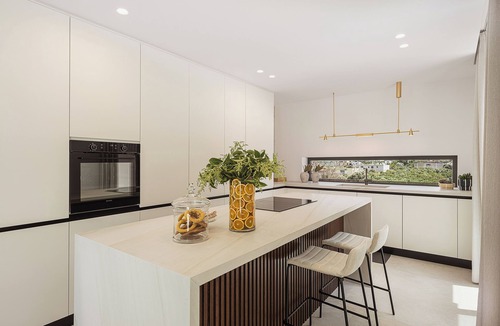 Varipetron Villa | Villa Azahar - Luxury Modern Design -3 En-suite- Bedrooms - Heated Pool-BBQ