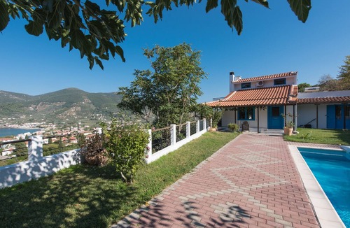 Skopelos Town Villa | VILLA CLIO-2klm from SKOPELOS, Amazing SEAVIEW, BBq, 6-9guests, 3BR+2BA, WiFi