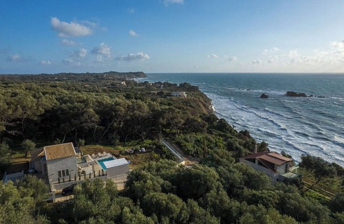 Agios Matthaios Villa | Villa Elais - Villa with a pool and sea views
