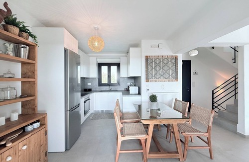 Plaka Villa | Villa Finoe · 4-Bedroom Villa with Private Pool, BBQ, 7-Minute Walk to the Beach