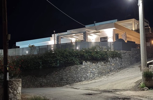 Plaka Villa | Villa Giil - a spacious, modern, family-friendly villa with a private pool