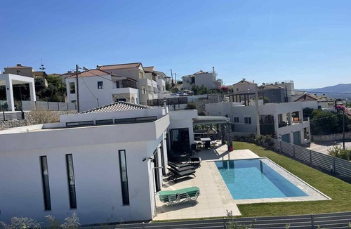Plaka Villa | Villa Giil - a spacious, modern, family-friendly villa with a private pool