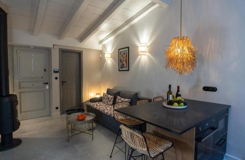 Plaka Villa | Villa Hermes in Anafiotika Athens !