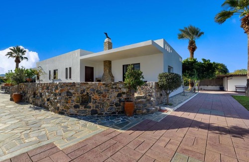 Fanes House | "Villa Palmeras" mit eigenem Garten und Gr by Interhome