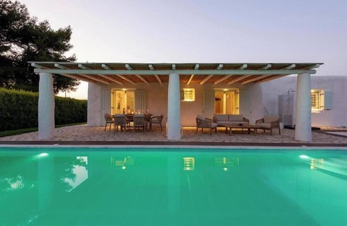 Tingaki Villa | Villa 'Perla Blanca' with Private Pool, Wi-Fi and Air Conditioning