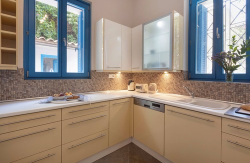 Plaka Villa | Villa Plaka 3BR 9ppl Private Yard, 200m from Acropolis Metro&Museum