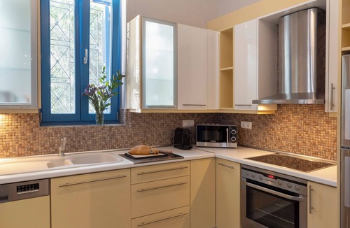 Plaka Villa | Villa Plaka 3BR 9ppl Private Yard, 200m from Acropolis Metro&Museum