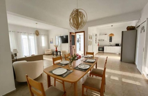 Syros House | Villa Saloustros