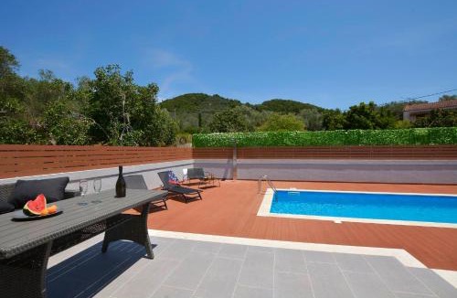 Dafnata Villa | Villa Ventus Sleeps 7 with Parking