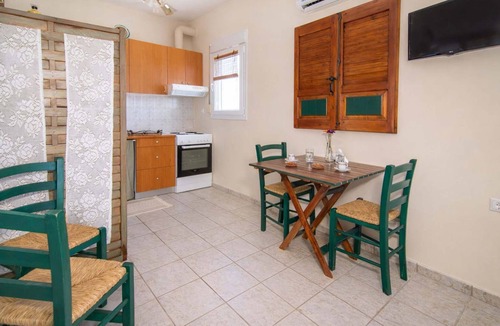 Nees Pagases Apartment | Village Vibe - Seaside Stay w/Balcony near Volos