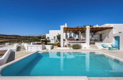 Kamari Villa | Vorias Luxury Suite by Fantasia Villas