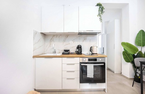 Vyronas Apartment | Warm & Stylish 1BR l King Bed