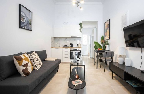 Vyronas Apartment | Warm & Stylish 1BR l King Bed