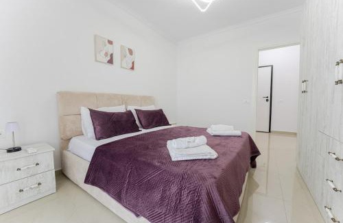 Kamez Apartment | White Apartment