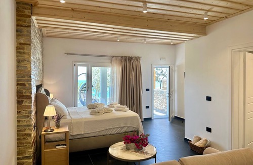 Platis Gialos Bed & Breakfast | White & black Suites – Suite Five