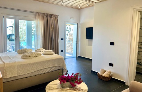 Platis Gialos Bed & Breakfast | White & black Suites – Suite Five