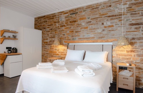 Sifnos Bed & Breakfast | White & Black Suites – Suite Three
