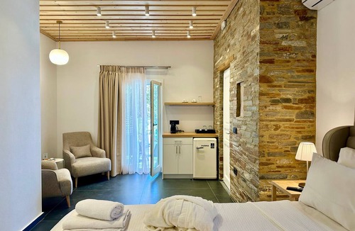 Sifnos Bed & Breakfast | White & black Suites – Suite Five