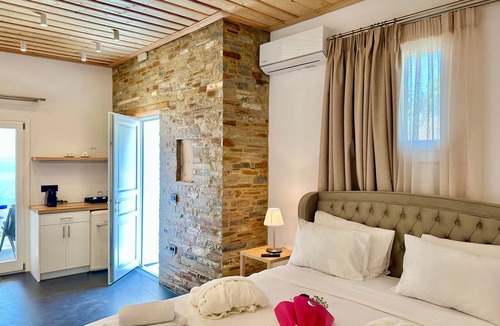 Sifnos Bed & Breakfast | White & black Suites – Suite Five