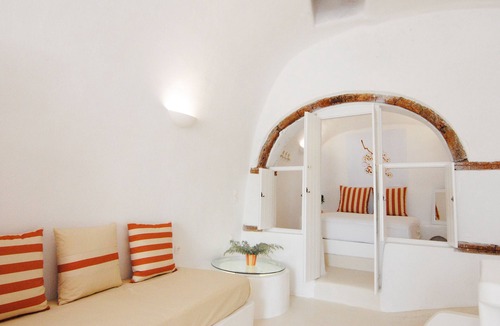 Finikia House | White Grape Suites