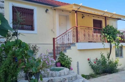 Lazarat House | Xhumba Guesthouse