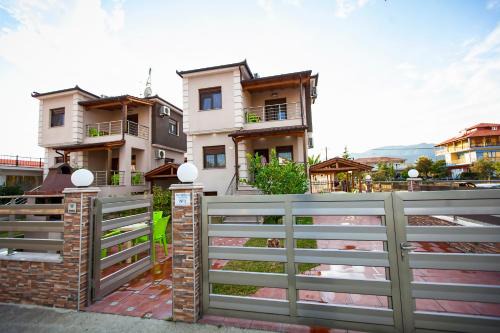 Αmalia Lux Villas in Nea Vrasna