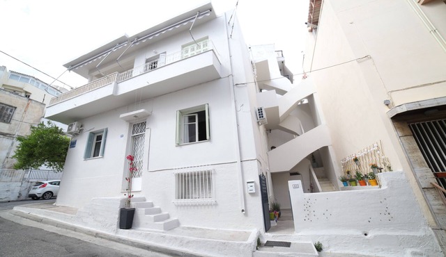 Διαμέρισμα με κοινόχρηστη αυλή στην περιοχή του Φιλοπάππου.
