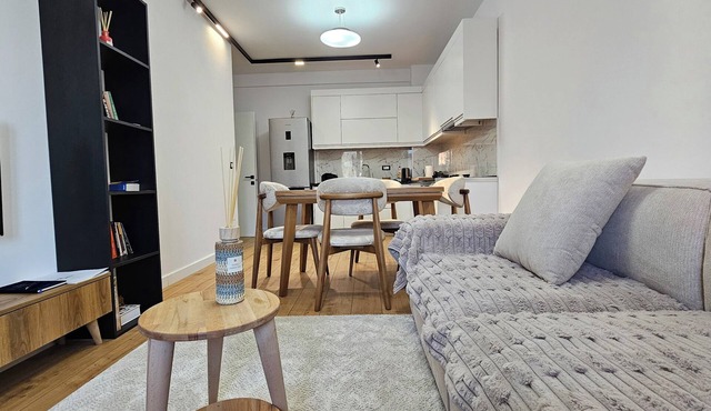 2 Bedroom full kitchen apartment with dedicated parking in Tiranë