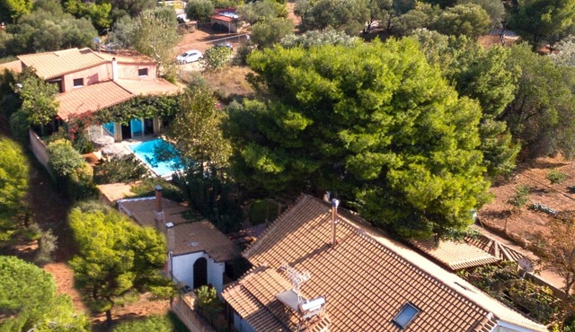 2 Private Villas in Large Estate. Sleeps 22. Near Airport