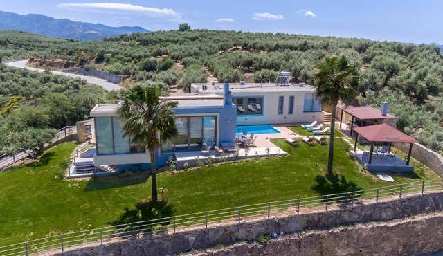 5-bedroom Modern Interior Villa of 300 sq m with private (heated) pool in Chania