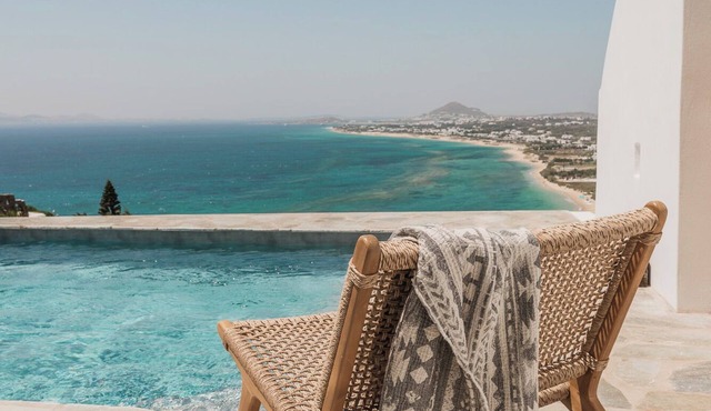 6 bedroom , 3 pool , 2 jacuzzi Villa with amazing views , next to the beach in Naxos