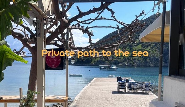 A&K Seafront Apartment 10m to Beach-Private Access,Tolo