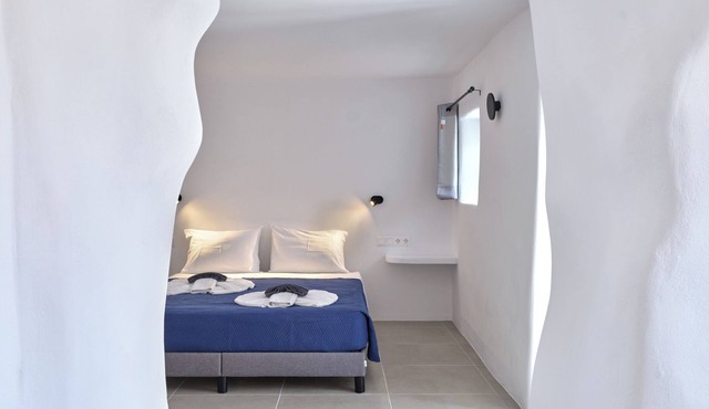 A small apartment,with equipped kitchen,newly built in the heart of Lefkes Paros in Paros