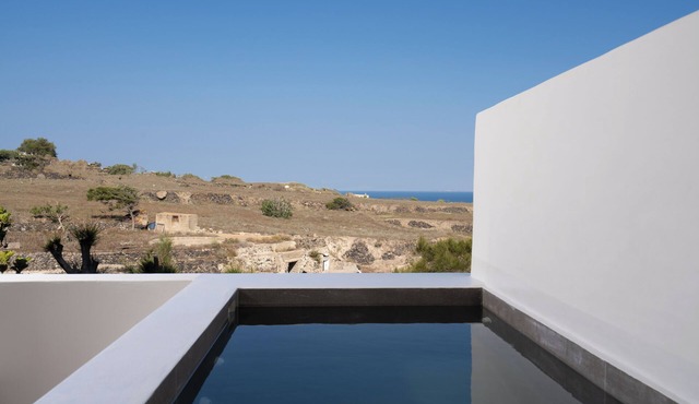Acanthus Oia-Suites With Private Hot Tub in Santorini