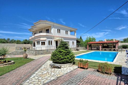 Acharavi Beach Villa by PosarelliVillas in Acharavi
