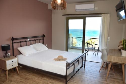 Aegialis seaside apartments in Karistos