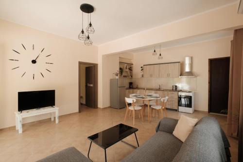 Agatha's spacious modern apt-1 in Perítheia