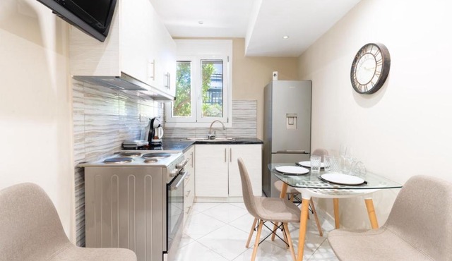 AIOLOS LUXURY alimos kalamaki market apartment 3 near the beach in Athens