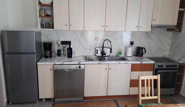 AkisPlace. 3 bedroom apt fully rennovated, cozy and comfortable place to stay.