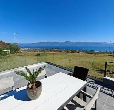 Alexiou Luxury Villa with treehouse