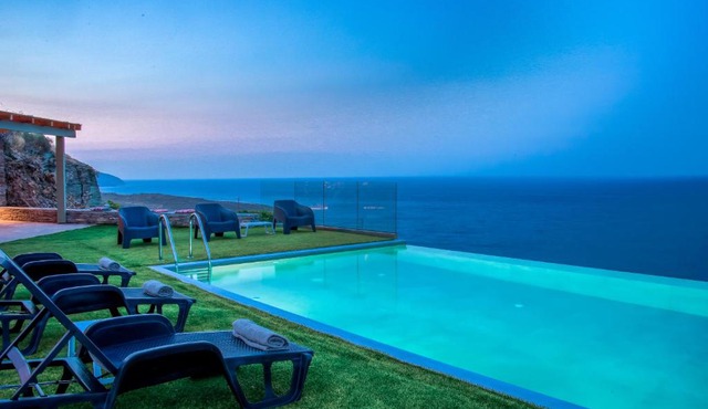 Anastasis Luxury Villa Andros With Heated Pool in Sinétion