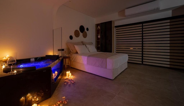 Andromeda Suite Private Jacuzzi & Cave Shower