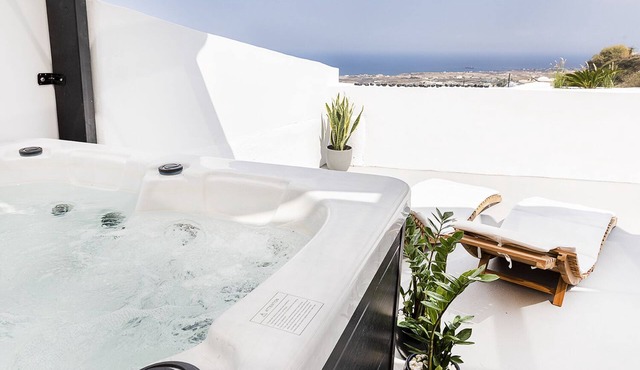 Anna's Cave suite with Indoor and Outdor Jacuzzi and Sea view.