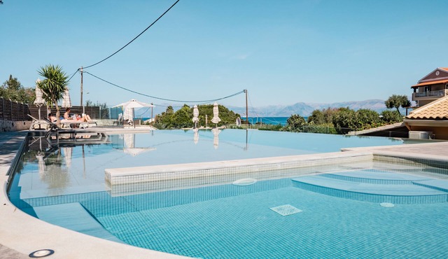 Apartment Hermes - Private Patio with Garden View in Perithia