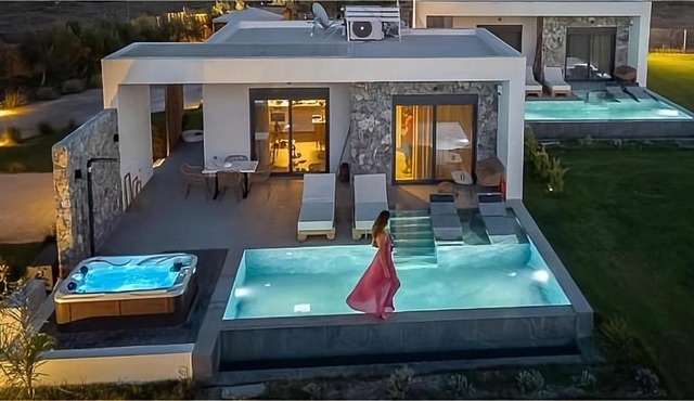 Aphrodite Luxury Villas & Suites-Private Heated Pool & Jacuzzi